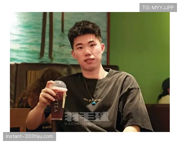 翁泓阳训练完直接拎着爱马仕去吃路边摊？